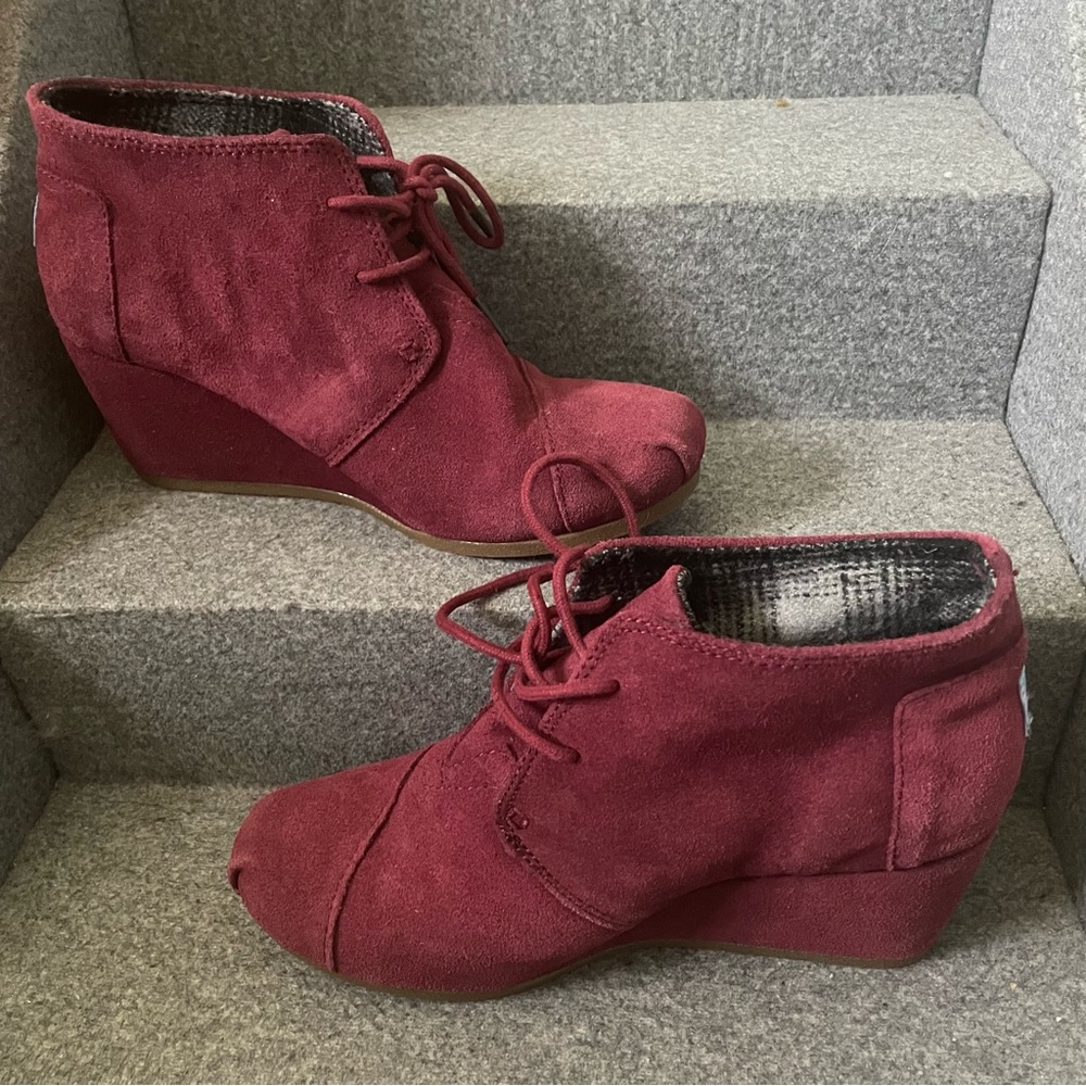 |TOMS| lightly used Burgandy Suede Wedge Ankle Bootie Size 8.5